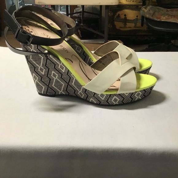 Sam and Libby black and white pattern wedge sandal size 11m. - Picture 4 of 12